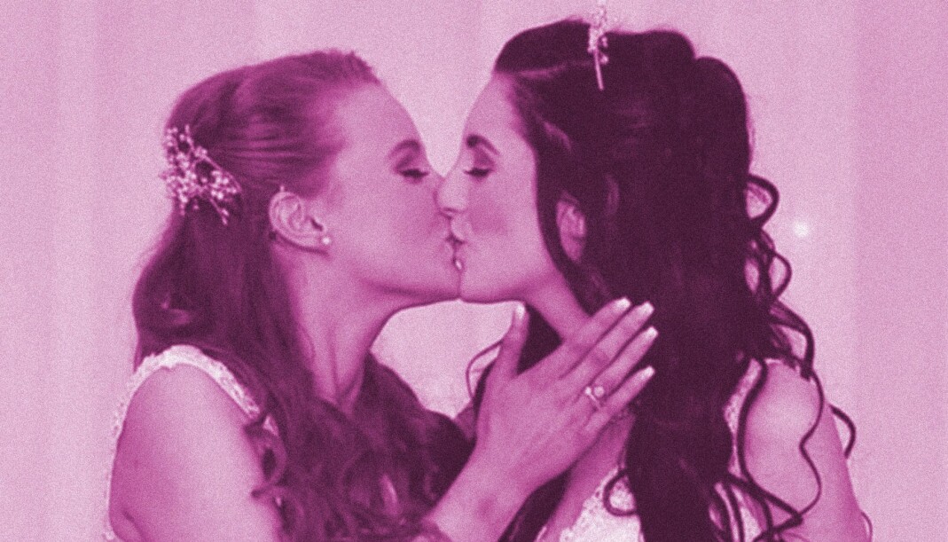 Sharni Edwards (27) og Robyn Peoples (26) var Nord-Irlands første lesbiske par som giftet seg 11. februar.