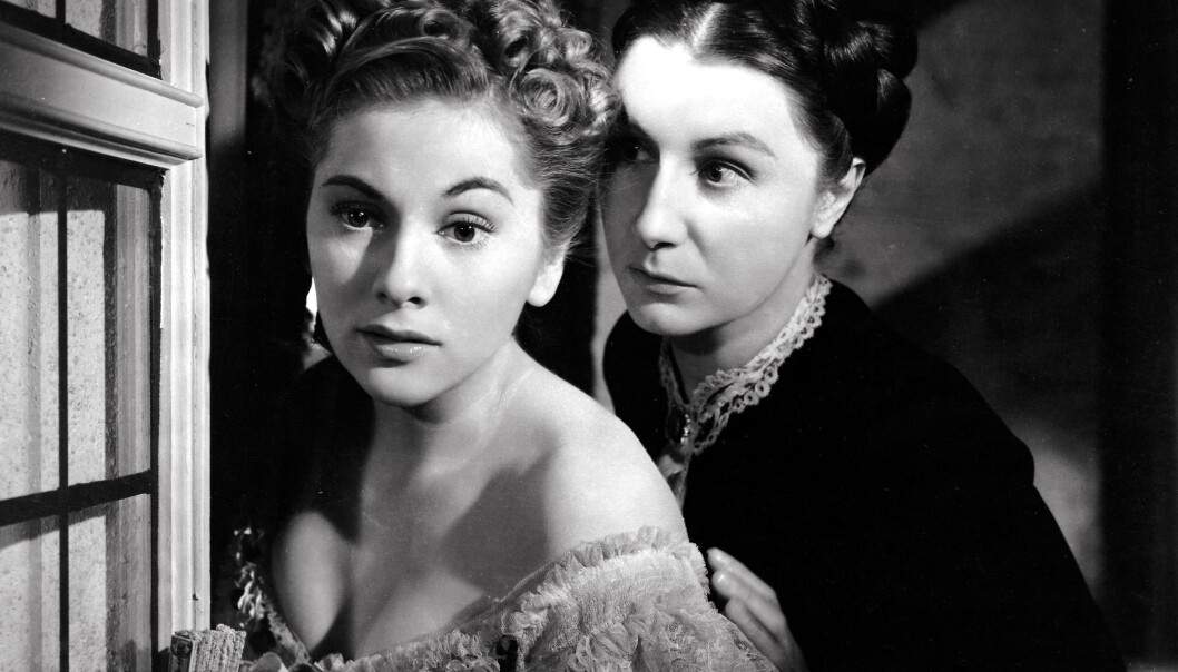 I Hitchcocks originale svart hvit film «Rebecca» er det virkelig skremmende når husbestyrerinnen fru Danvers (Judith Anderson) viser husets nye frue (Joan Fontaine) rundt i
Rebeccas soveværelse og kjæler med
hennes klær. Mrs Danvers, også kjent som «the face that launched a thousand drag acts». I Hitchcocks originale svart hvit film «Rebecca» er det virkelig skremmende når husbestyrerinnen fru Danvers (Judith Anderson) viser husets nye frue (Joan Fontaine) rundt i
Rebeccas soveværelse og kjæler med
hennes klær. Mrs Danvers, også kjent som «the face that launched a thousand drag acts».