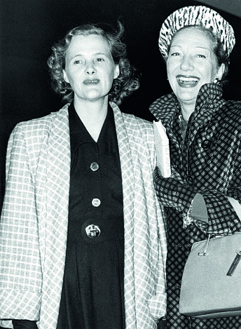 Daphne du
Mauriers store
kjærlighet var skuespillerinnen Gertrude Lawrence (t.h). Her
er de sammen på Waterloo stasjon
i London, 1948. Daphne du
Mauriers store
kjærlighet var skuespillerinnen Gertrude Lawrence (t.h). Her
er de sammen på Waterloo stasjon
i London, 1948.
