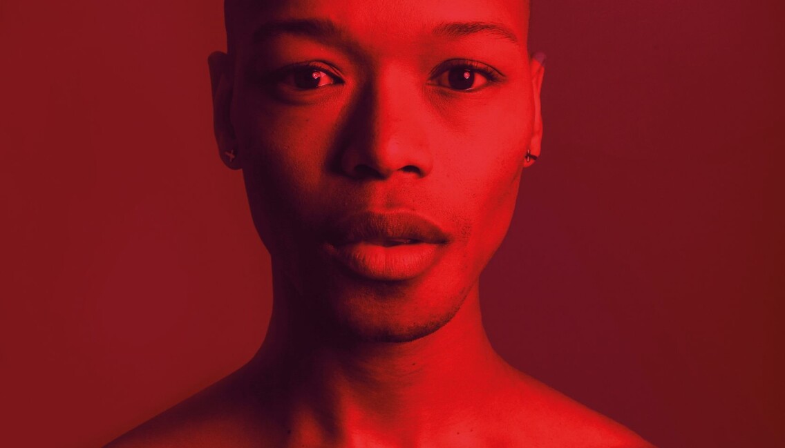 Nakhane er også forfatter, i 2015 debuterte han med romanen «Piggy Boy’s Blues», som utforsker identiteten til historiens tre svarte hovedpersoner. Dens episodiske struktur er inspirert av Bibelen, og av moras fortellinger. – Hun er en utrolig historieforteller, forteller Nakhane som har studert litteratur ved universitet Wits i Johannesburg. Nakhane er også forfatter, i 2015 debuterte han med romanen «Piggy Boy’s Blues», som utforsker identiteten til historiens tre svarte hovedpersoner. Dens episodiske struktur er inspirert av Bibelen, og av moras fortellinger. – Hun er en utrolig historieforteller, forteller Nakhane som har studert litteratur ved universitet Wits i Johannesburg.