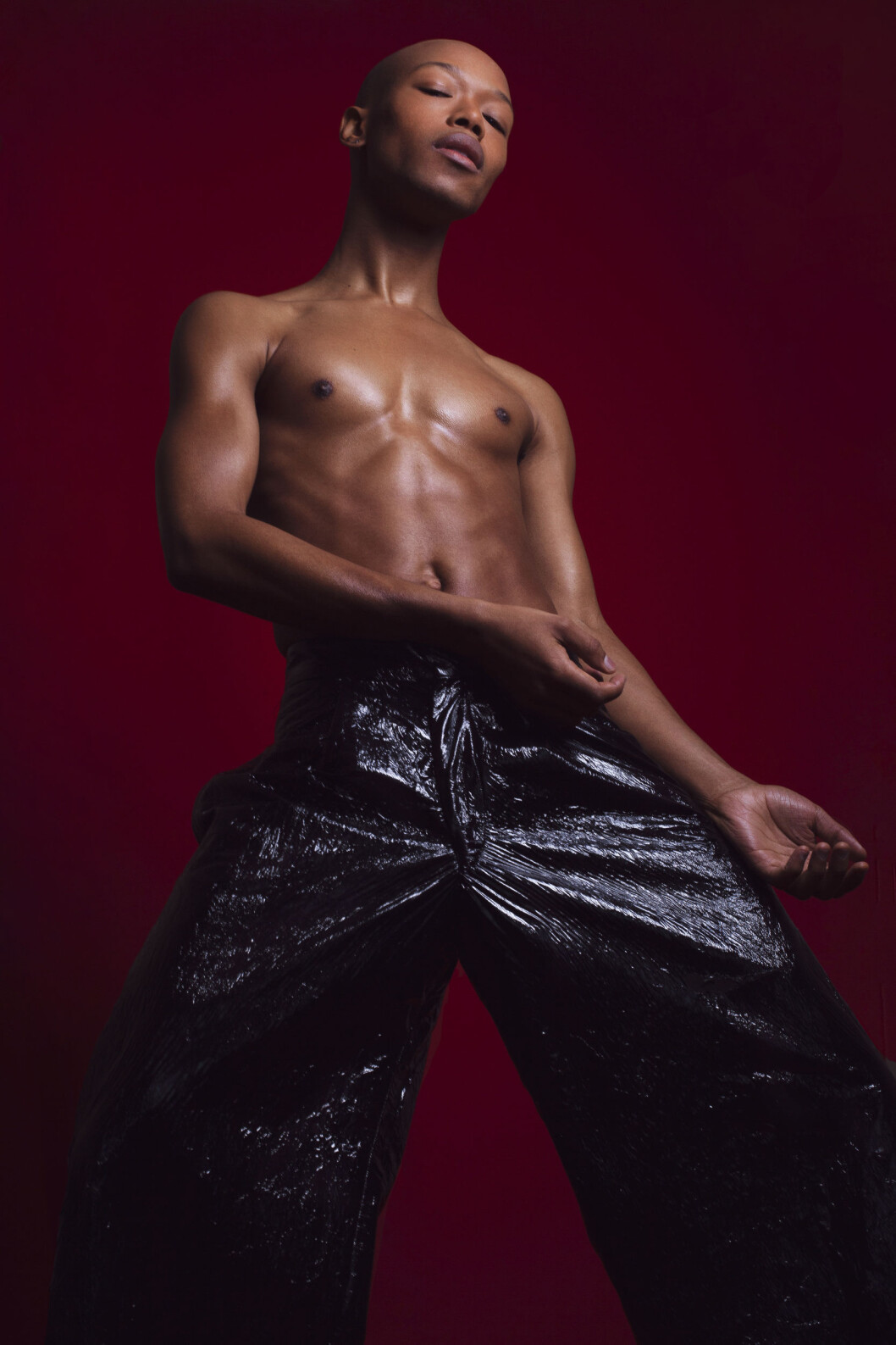 Nakhane er også forfatter, i 2015 debuterte han med romanen «Piggy Boy’s Blues», som utforsker identiteten til historiens tre svarte hovedpersoner. Dens episodiske struktur er inspirert av Bibelen, og av moras fortellinger. – Hun er en utrolig historieforteller, forteller Nakhane som har studert litteratur ved universitet Wits i Johannesburg. Nakhane er også forfatter, i 2015 debuterte han med romanen «Piggy Boy’s Blues», som utforsker identiteten til historiens tre svarte hovedpersoner. Dens episodiske struktur er inspirert av Bibelen, og av moras fortellinger. – Hun er en utrolig historieforteller, forteller Nakhane som har studert litteratur ved universitet Wits i Johannesburg.