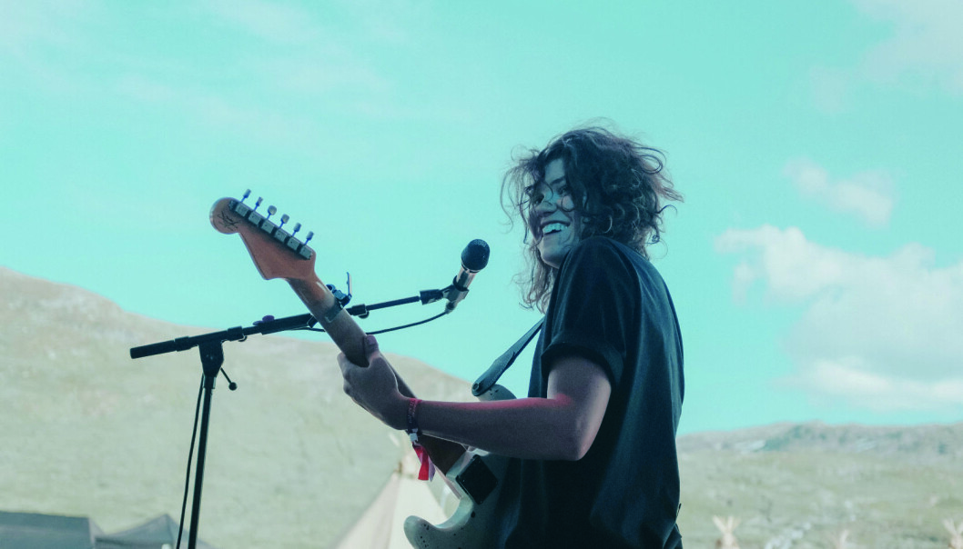 – Det føltes så
surrealistisk og stort å ha med seg en artist med så mye tyngde som Ane Brun. Hun ga låta noe jeg ikke visste den hadde, sier Fay Wildhagen om sin nye singel fra livealbumet «Leave Me to the Moon». – Det føltes så
surrealistisk og stort å ha med seg en artist med så mye tyngde som Ane Brun. Hun ga låta noe jeg ikke visste den hadde, sier Fay Wildhagen om sin nye singel fra livealbumet «Leave Me to the Moon».