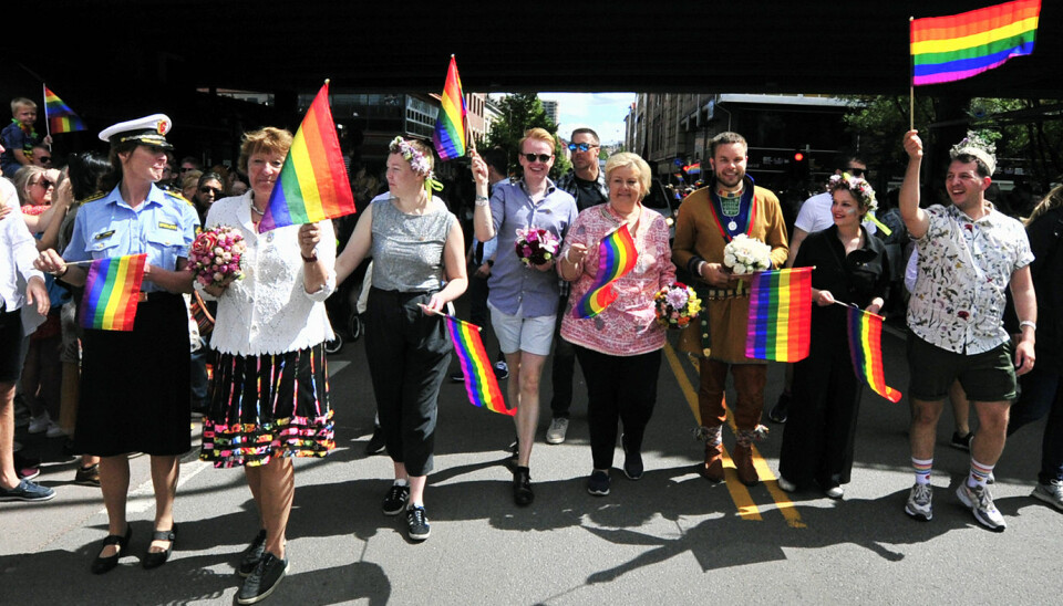 Fredrik Dreyer (nr. 4 fra venstre) og statsminister Erna Solberg i Oslo Pride-paraden i 2019.