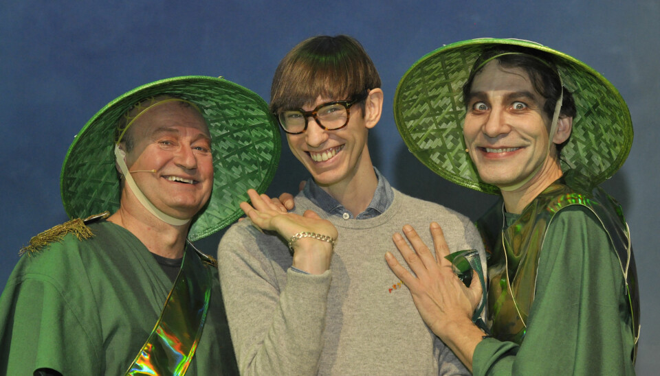 Regissør Alan Lucien Øyen sammen med Jørn Morstad (t v) og Stig Werner Moe. De homofile skuespillerne har en rekke roller i «Trollmannen fra Oz», her som
innbyggere i Smaragdbyen der trollmannen bor.
