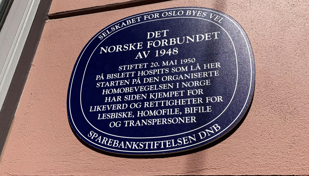 Dette var et midlertidig skilt som ble hengt opp i anledning 70-års dagen. I juni henges det permanente skiltet i blå emalje opp på fasaden til Dalsbergstien 21. Dette var et midlertidig skilt som ble hengt opp i anledning 70-års dagen. I juni henges det permanente skiltet i blå emalje opp på fasaden til Dalsbergstien 21.