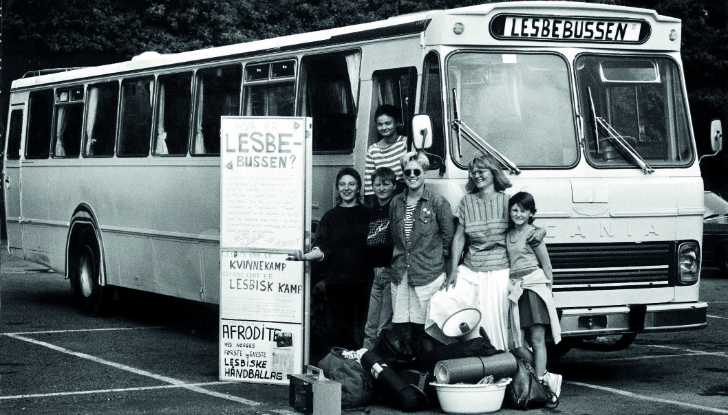 25. juli 1988 reiste 30 lesbiske fra Oslo ut på en landsomfattende Norgesturné i den knallrosa Lesbebussen. Blant dem var Monica Nyhus, Kjersti Andresen, Gerd Anny Gjengstø, Helle Nyhuus, May-Britt Stoen og Anne Søyland. 25. juli 1988 reiste 30 lesbiske fra Oslo ut på en landsomfattende Norgesturné i den knallrosa Lesbebussen. Blant dem var Monica Nyhus, Kjersti Andresen, Gerd Anny Gjengstø, Helle Nyhuus, May-Britt Stoen og Anne Søyland.