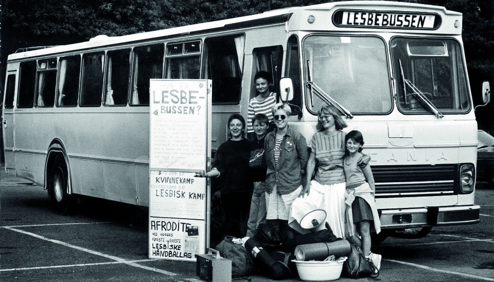 25. juli 1988 reiste 30 lesbiske fra Oslo ut på en landsomfattende Norgesturné i den knallrosa Lesbebussen. Blant dem var Monica Nyhus, Kjersti Andresen, Gerd Anny Gjengstø, Helle Nyhuus, May-Britt Stoen og Anne Søyland.