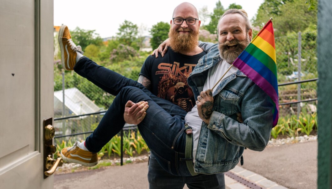 Programleder Adam Schjølberg sammen med "bøssebæreren" Alex. Programleder Adam Schjølberg sammen med "bøssebæreren" Alex.