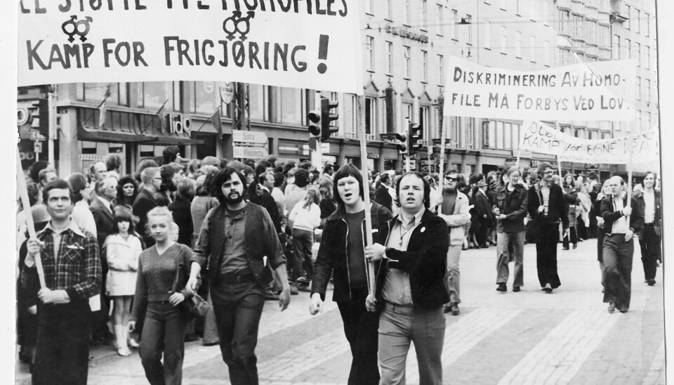 Kenneth Borphy (26) til høyre på bildet, bar parolen «All støtte til homofiles kamp for frigjøring» i Faglig 1. maifront-toget i Bergen i 1972, ti dager etter at lovforbudet mot sex mellom menn ble opphevet.