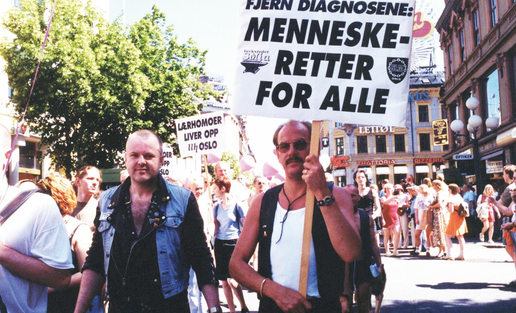 15 år senere etter at Svein Skeid (t.v.), Lars Jakobsson og andre BDSM-ere gikk i homotoget i 1995, fikk parolekravet deres gjennomslag: «Fjern diagnosene: menneskeretter for alle».