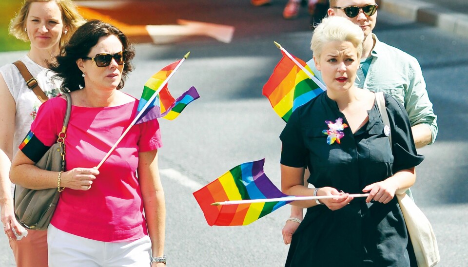 Likestillings- og inkluderingsminister Solveig Horne fikk en kake i ansiktet da hun gikk først i Oslo Pride-paraden i 2016 sammen med blant annet nyvalgte FRI-leder Ingvild Endestad. – Dessverre ble det ingen større debatt i kjølvannet av hendelsen, sier Elisabeth Lund Engebretsen, som mener den må ses i sammenheng med FrP-statsrådens åpning av Europride i 2014.
