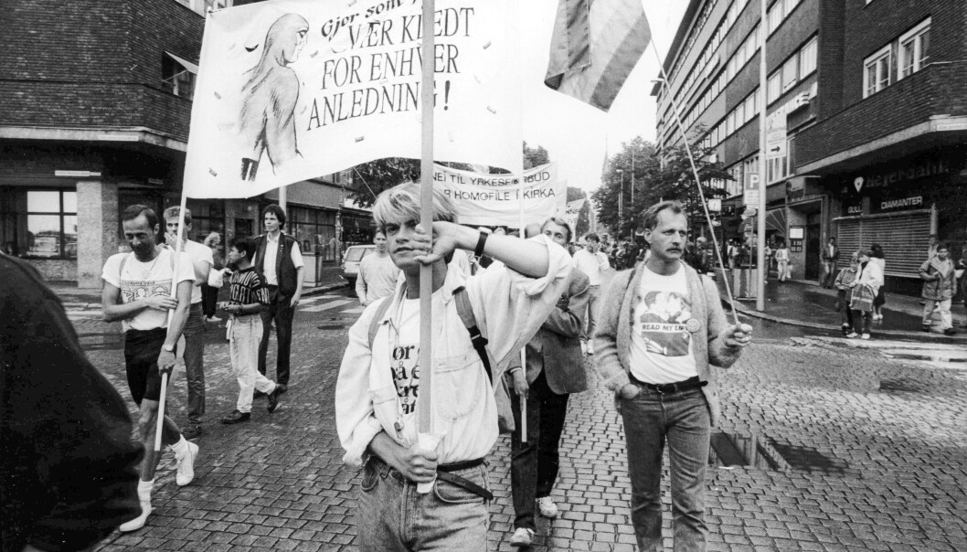 1989: Sjur Bjørnar Hanssen var frivillig i Helseutvalget, som hadde mange kreative toginnslag for sikrere sex under hivepidemien. 1989: Sjur Bjørnar Hanssen var frivillig i Helseutvalget, som hadde mange kreative toginnslag for sikrere sex under hivepidemien.