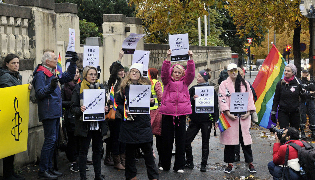 I oktober i år samlet FRI, Amnesty International Norge og Den norske Helsingforskomité aktivister utenfor den Polske ambassaden i Oslo I oktober i år samlet FRI, Amnesty International Norge og Den norske Helsingforskomité aktivister utenfor den Polske ambassaden i Oslo
