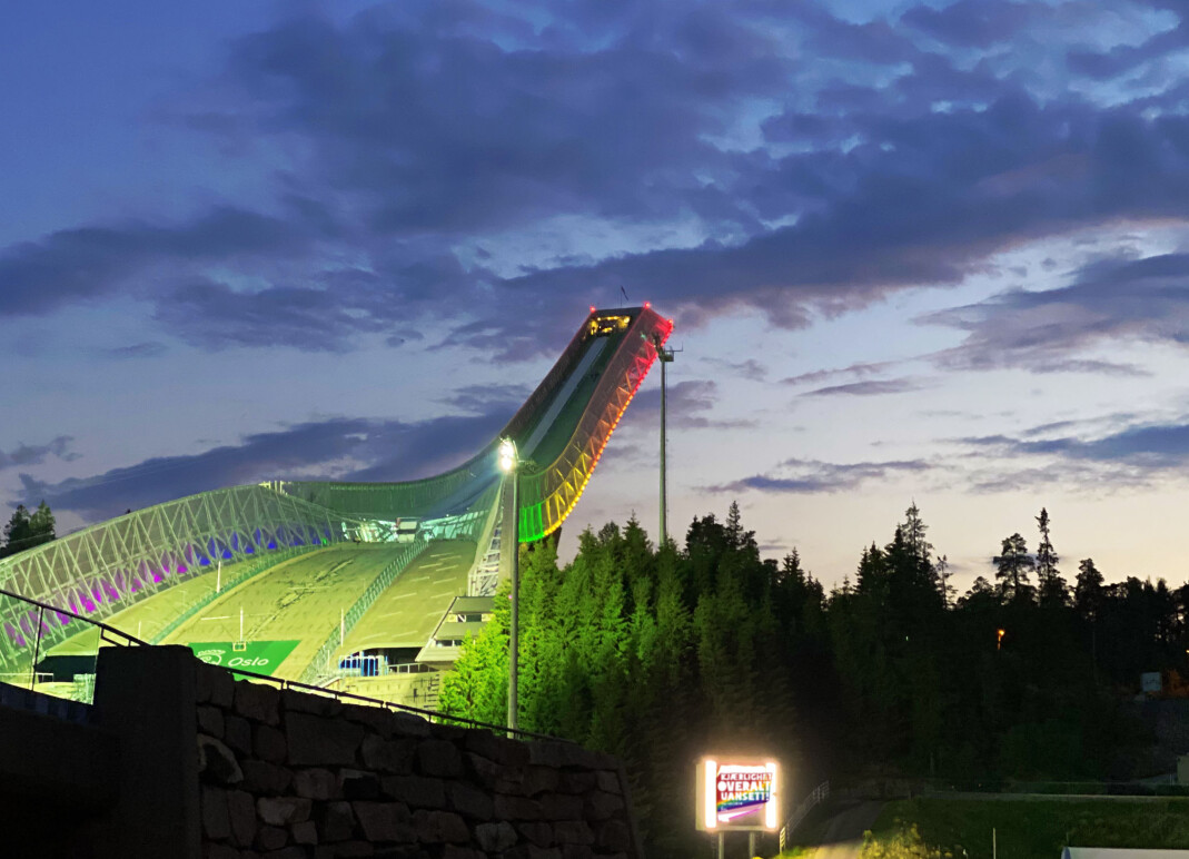 Holmenkollen nasjonalanlegg bader i regnbuefarger. Holmenkollen nasjonalanlegg bader i regnbuefarger.