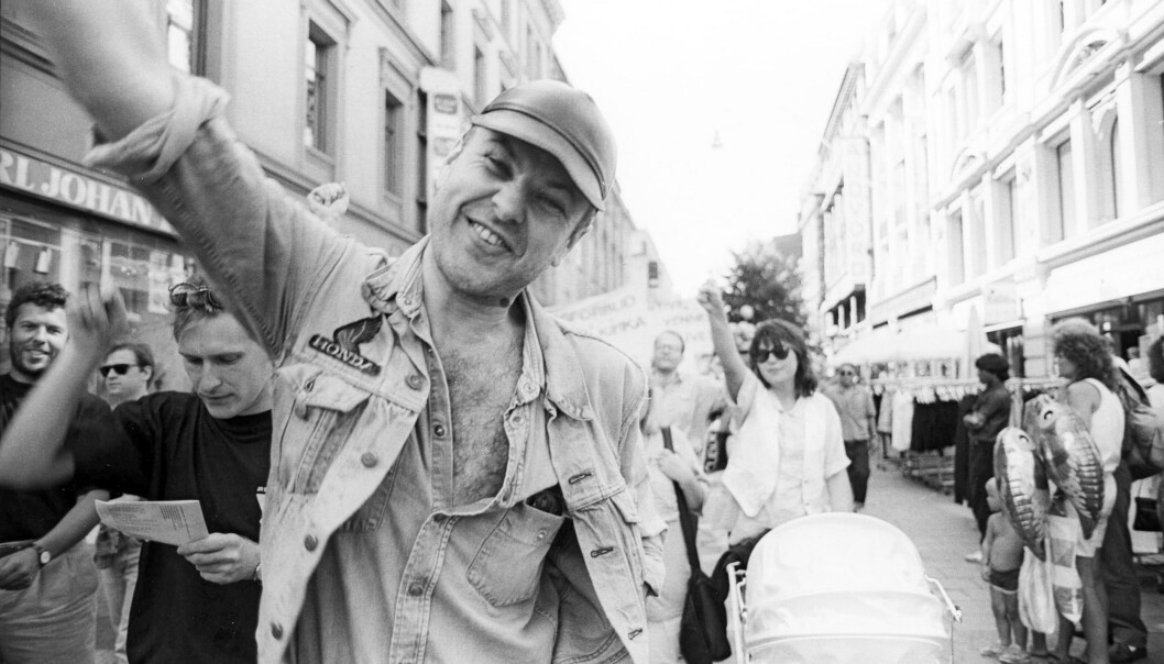 1990: Svein Skeid sang i homotoget i det nystartete koret Homofonien. 1990: Svein Skeid sang i homotoget i det nystartete koret Homofonien.