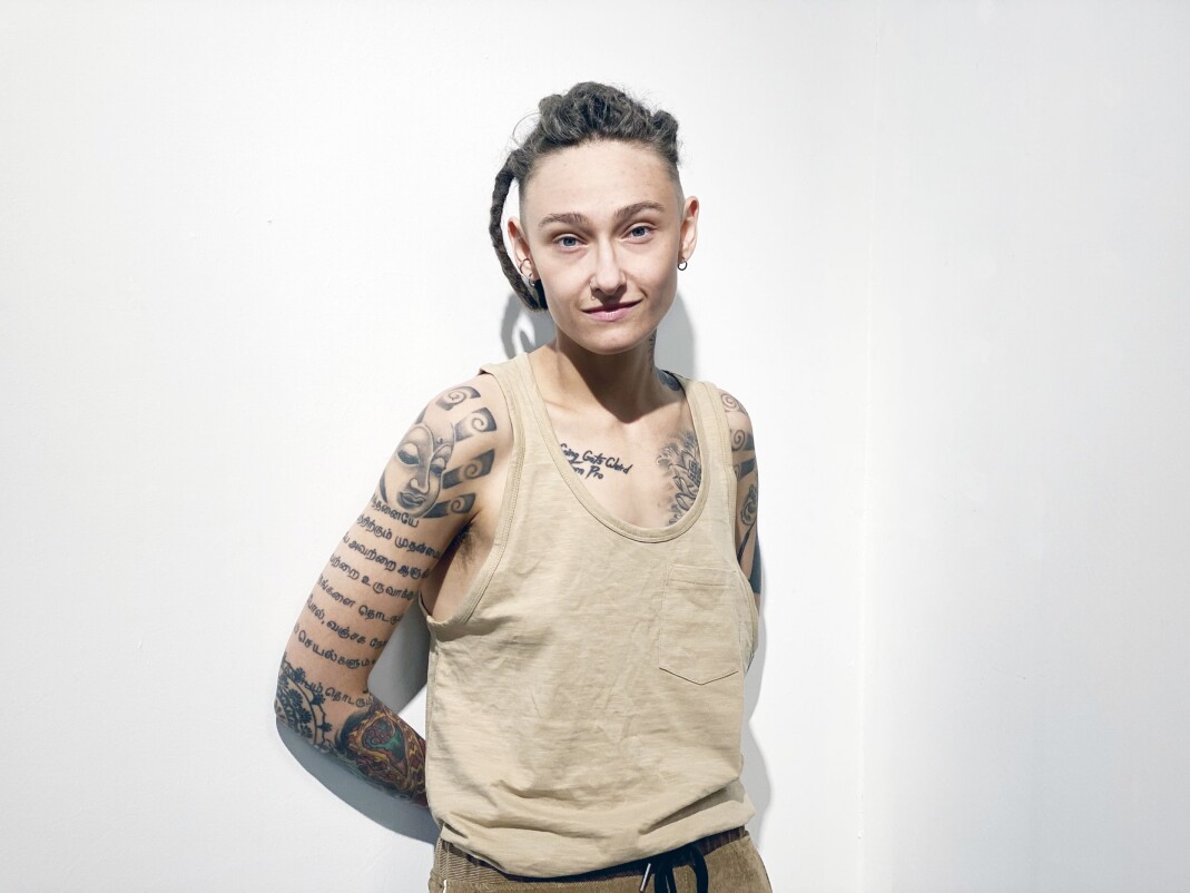 Martine Næss Johansen opptrer på Slamkveld på Pride House. Martine Næss Johansen opptrer på Slamkveld på Pride House.