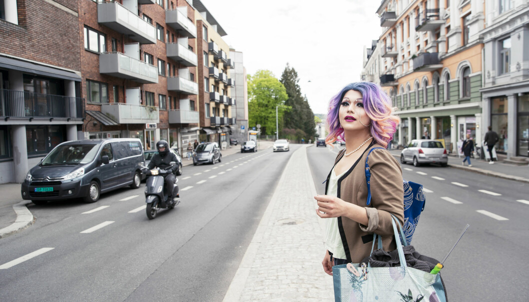På vei til en musikkvideoinnspilling vandrer Remi Johansen Hovda i Oslos gater. Noen titter med overrasket blikk, eller smiler bredt. Andre tar bilder med mobilen, mens de utbryter «fantastisk!».