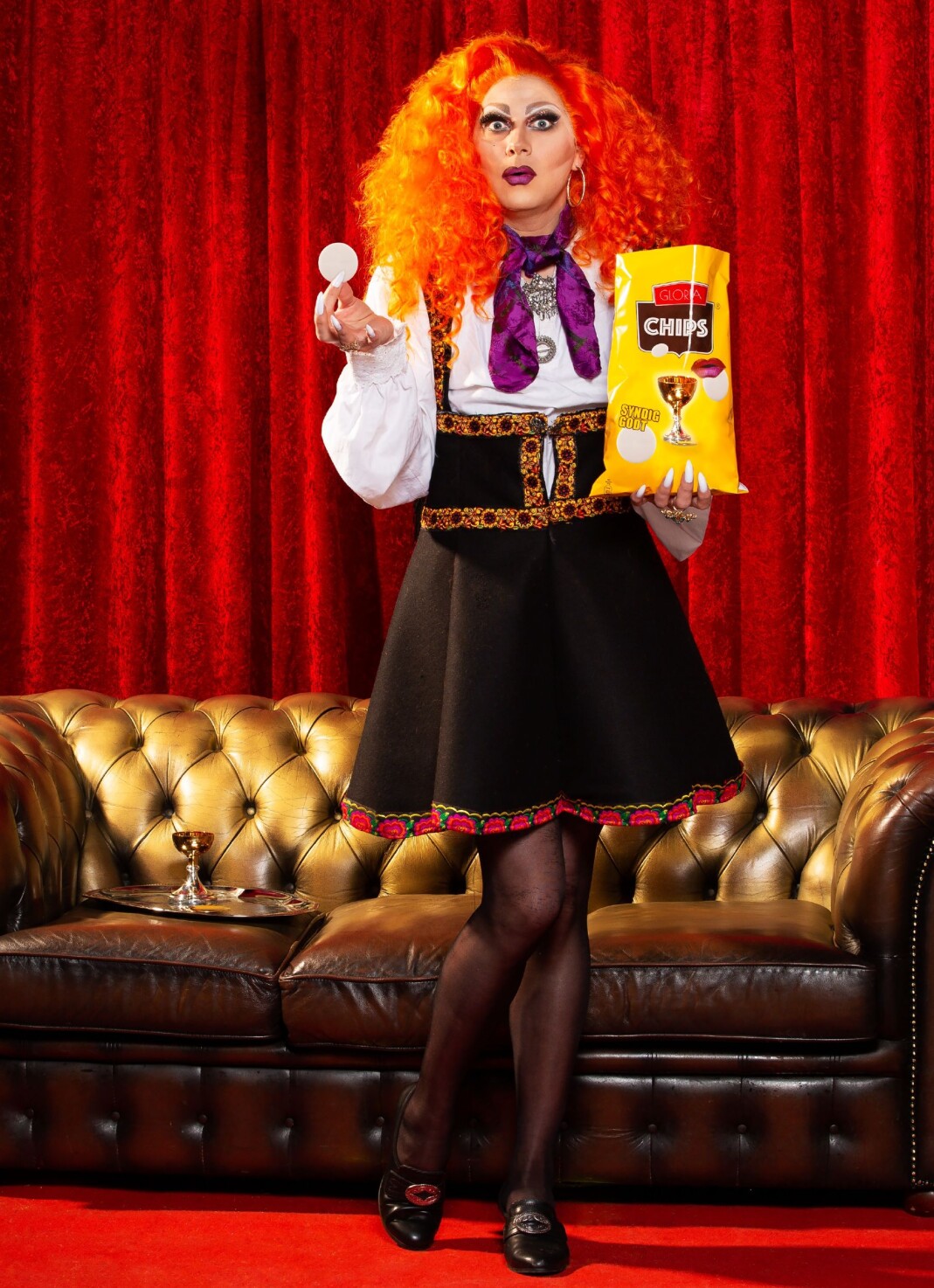 Gloria Mundi, kjent fra dragtruppen X-Dolls, er en av mange dragdronninger som er portrettert i boka «Parykker, stiletter og frigjøring». Gloria Mundi, kjent fra dragtruppen X-Dolls, er en av mange dragdronninger som er portrettert i boka «Parykker, stiletter og frigjøring».