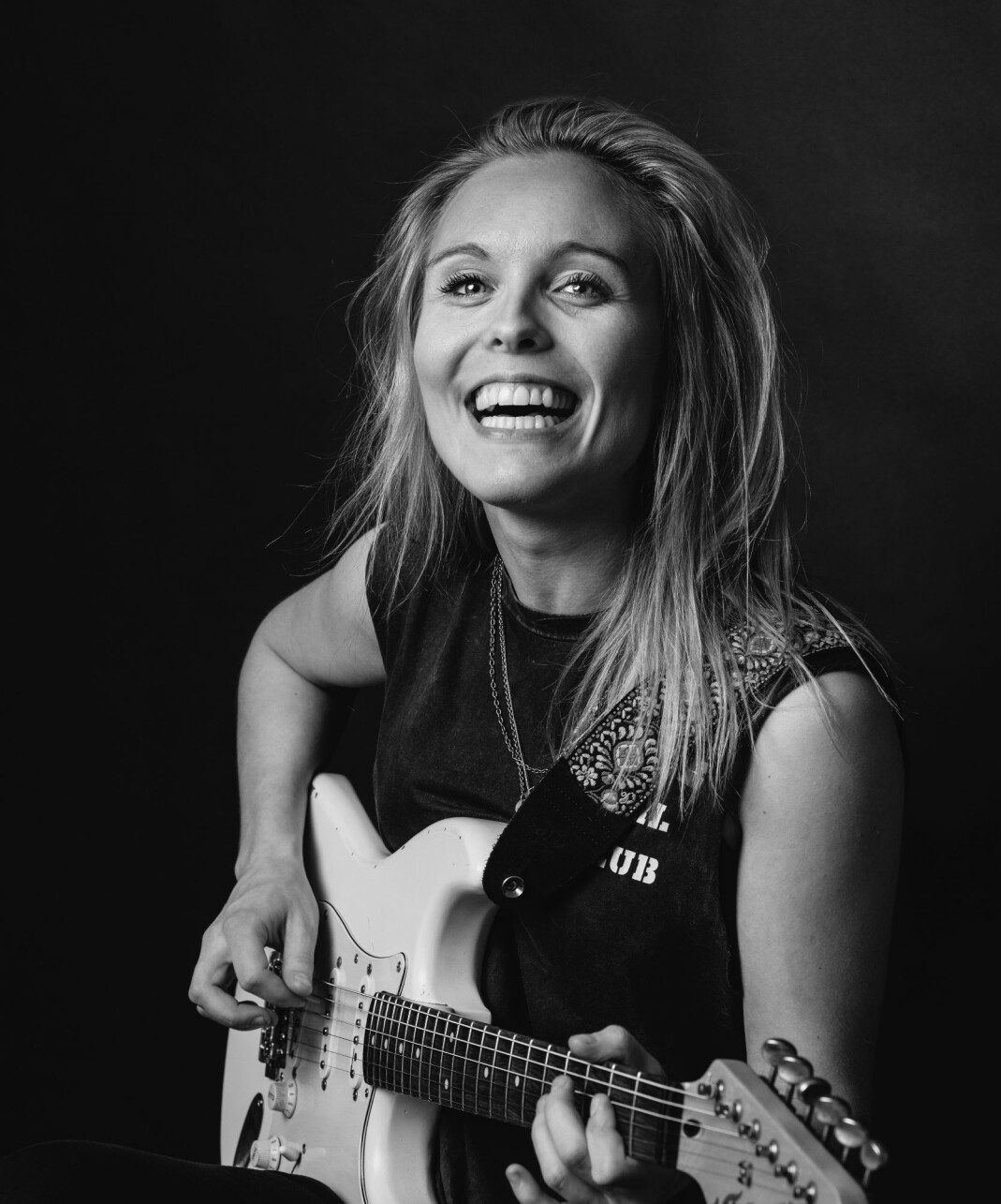 Sanger og låtskriver Tora Dahle Aagård har kanskje kommet litt i skyggen av gitarspilleren. Men med ærlige, ekte og eksplisitte tekster håper hun å få et nytt publikum blant lesbiske. Sanger og låtskriver Tora Dahle Aagård har kanskje kommet litt i skyggen av gitarspilleren. Men med ærlige, ekte og eksplisitte tekster håper hun å få et nytt publikum blant lesbiske.