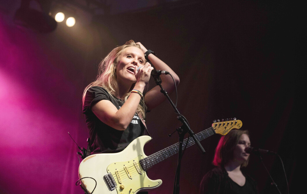 Tora Dahle Aagård er i en periode internasjonal ambassadør for den franske gitarprodusenten Marceau Guitars, som har laget en skreddersydd signaturgitar til henne. Tora Dahle Aagård er i en periode internasjonal ambassadør for den franske gitarprodusenten Marceau Guitars, som har laget en skreddersydd signaturgitar til henne.