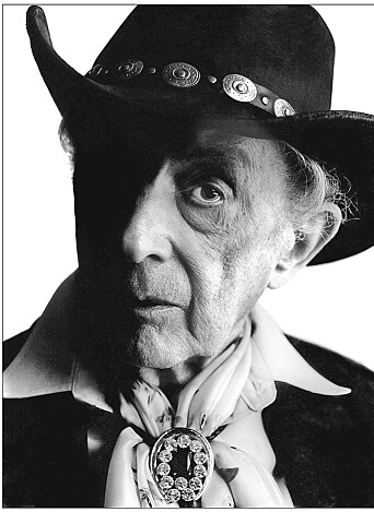 Quentin Crisp døde kort tid før sin 90-års dag, på turné i England. Han møtte døden i sitt for-hatte hjemland, men fikk det som han ville til slutt. Asken ble fløyet tilbake til New York og ble spredd over Manhattan. Quentin Crisp døde kort tid før sin 90-års dag, på turné i England. Han møtte døden i sitt for-hatte hjemland, men fikk det som han ville til slutt. Asken ble fløyet tilbake til New York og ble spredd over Manhattan.