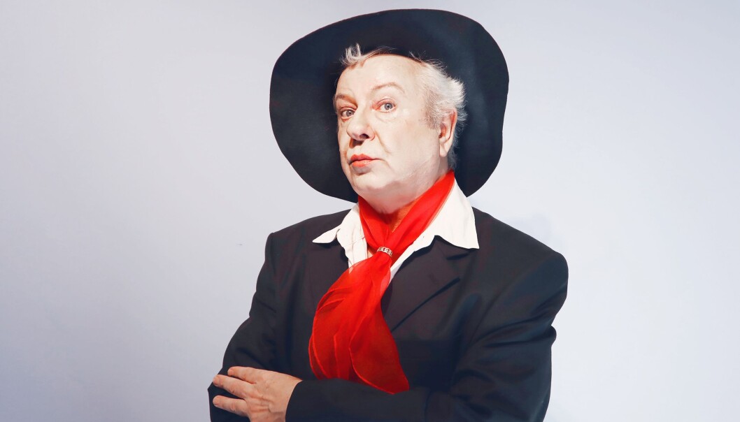Morten Rudå spiller Quentin Crisp i monologen «Resident Alien». Rudå var med på å starte Great Garlic Girls i 1981, er utdannet skuespiller ved The American Academy of Dramatic Arts i New York og teaterpedagog fra Kunsthøgskolen i Oslo. Morten Rudå spiller Quentin Crisp i monologen «Resident Alien». Rudå var med på å starte Great Garlic Girls i 1981, er utdannet skuespiller ved The American Academy of Dramatic Arts i New York og teaterpedagog fra Kunsthøgskolen i Oslo.