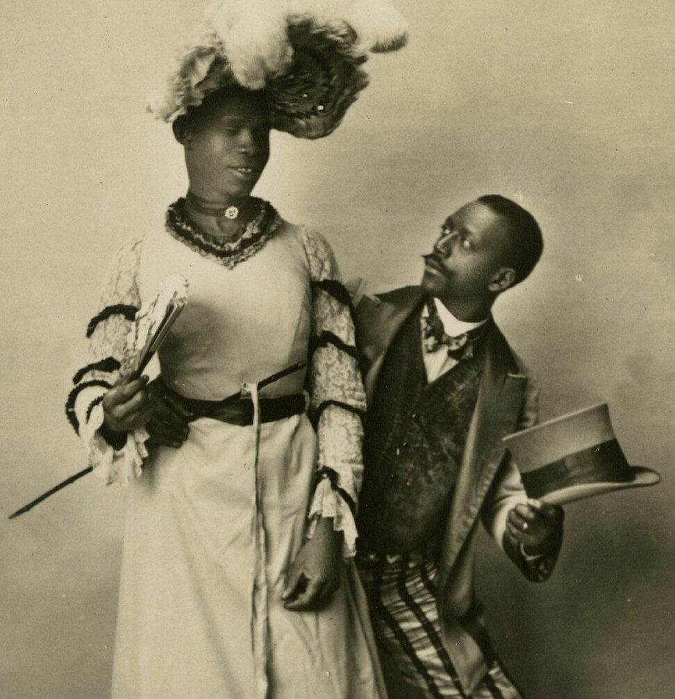 Det finnes ingen bilder av William Dorsey Swann. Det eldste bildet som er funnet av drag- artister, er fra en film laget i Frankrike av Louis Lumière i 1903. Danseren i kjole er Jack Brown fra Virginia i USA.