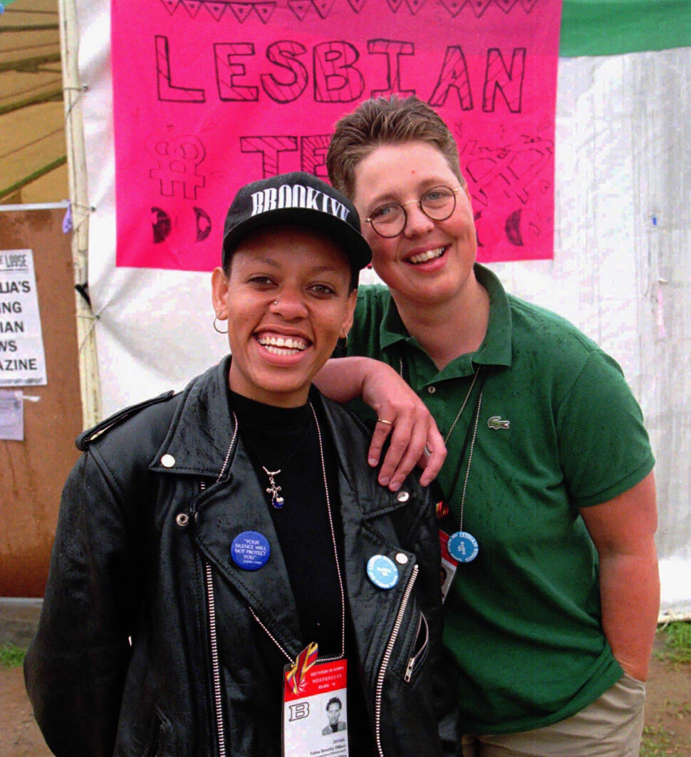 Beverly Ditsie fra Gay & Lesbian Organisation of the Witwatersrand i Sør-Afrika og Gro Lindstad, leder for LLH. – Landsforeningen for Lesbisk og Homofil Frigjøring (i dag Foreningen FRI).