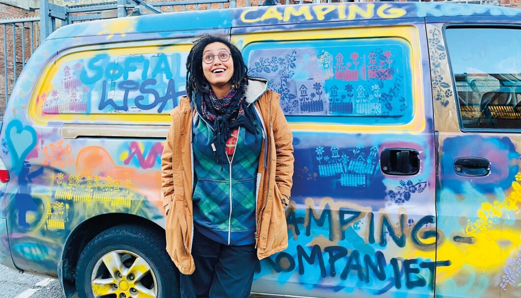 Campingkompaniet er et omreisende musikk- og teaterkompani som Sofia har sammen med kompiskollega Lisa Birkenes Thun. Med denne bilen, Hyundai H1 2005-modell, har de kjørt Norge rundt for å spille barneforestillinger og visekonserter. Campingkompaniet er et omreisende musikk- og teaterkompani som Sofia har sammen med kompiskollega Lisa Birkenes Thun. Med denne bilen, Hyundai H1 2005-modell, har de kjørt Norge rundt for å spille barneforestillinger og visekonserter.