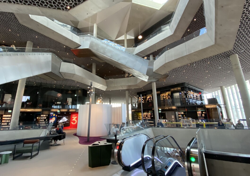 I juli og august i fjor hadde det gamle hovedbiblioteket på Hammersborg 49.000 besøkende. I samme periode i år besøkte 387.000 hovedbiblioteket i Bjørvika, en økning på svimlende 689 prosent. I juli og august i fjor hadde det gamle hovedbiblioteket på Hammersborg 49.000 besøkende. I samme periode i år besøkte 387.000 hovedbiblioteket i Bjørvika, en økning på svimlende 689 prosent.