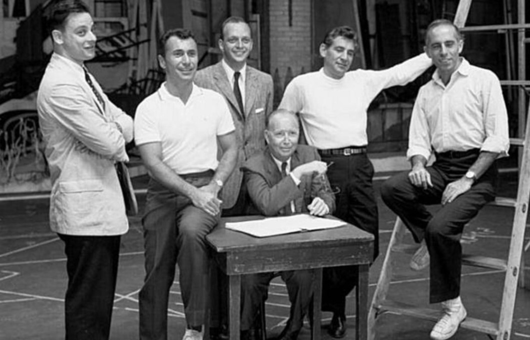 «Vi likte de samme tingene, vi elsket teateret, vi var alle jøder, new yorkere og homser.» Arthur Laurents i «A Memoir of Broadway and Hollywood» (2000). Her er de i 1957: tekstforfatter Steven Sondheim, forfatter Arthur Laurents, medprodusent Hal Prince, Robert Griffith (en medprodusent, sittende), komponist Leonard Bernstein
og koreograf Jerome Robbins. «Vi likte de samme tingene, vi elsket teateret, vi var alle jøder, new yorkere og homser.» Arthur Laurents i «A Memoir of Broadway and Hollywood» (2000). Her er de i 1957: tekstforfatter Steven Sondheim, forfatter Arthur Laurents, medprodusent Hal Prince, Robert Griffith (en medprodusent, sittende), komponist Leonard Bernstein
og koreograf Jerome Robbins.