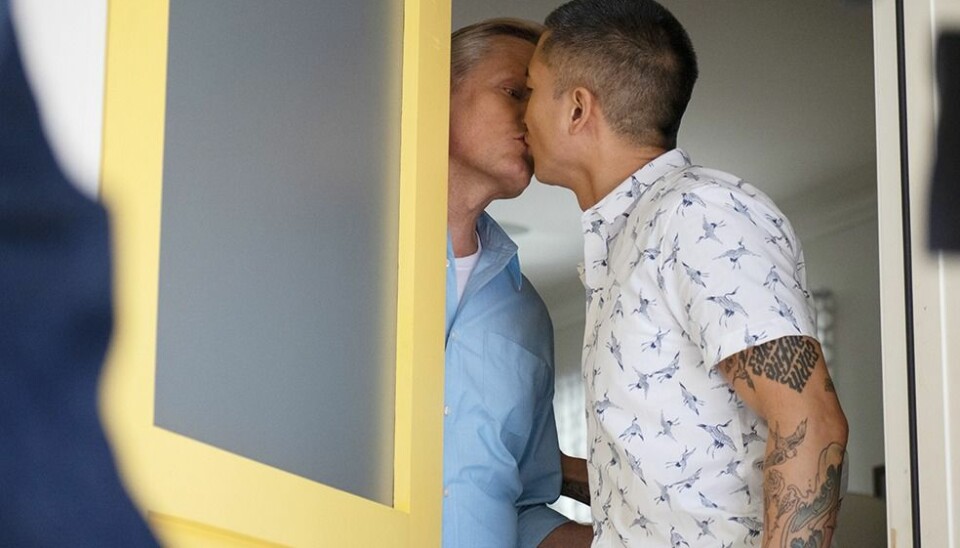 I «Falling» kysser John uten å skamme seg, sin asiatiskamerikanske kjæreste (Terry Chen) foran sin homofobe og rasistiske far.