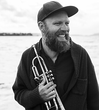 Mathias Eick spiller på Regnbuemessen under Drammen Pride 2020. Mathias Eick spiller på Regnbuemessen under Drammen Pride 2020.