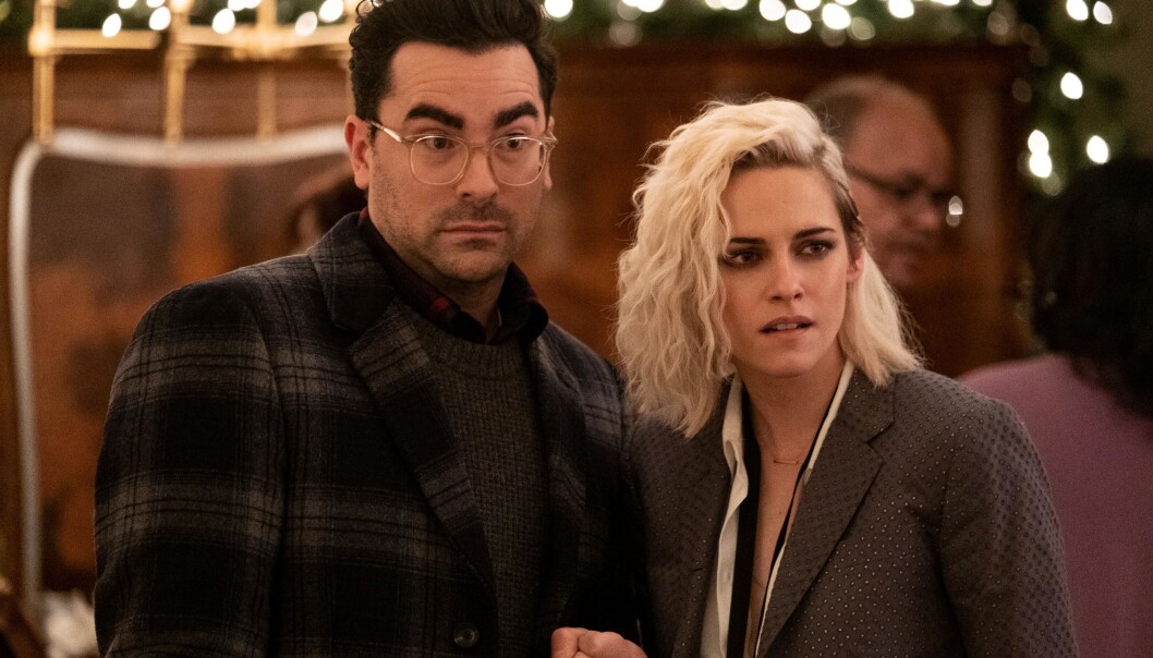 Dan Levy og Kristen Stewart i «Happiest Season». Dan Levy og Kristen Stewart i «Happiest Season».