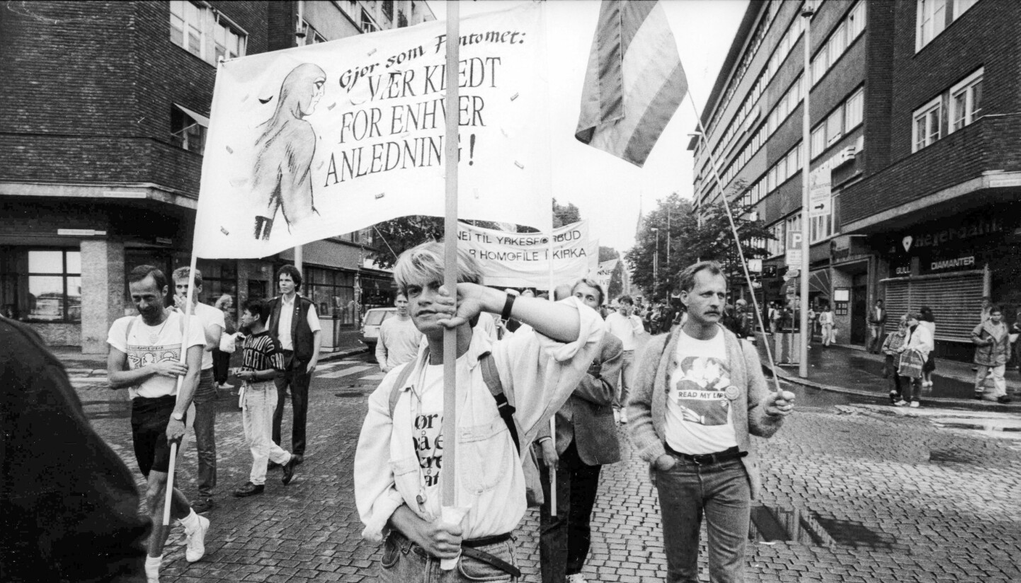 Sjur Bjørnar
Hanssen (59) var en av
mange grasrotaktivister
som jobbet som frivillig i
Stopp aids-prosjektet for
Helseutvalget. Samtidig
jobbet han som sykepleier
på Infeksjonsavdelingen
på Ullevål sykehus.
Her går han med parolen
«Vær kledt for enhver
anledning» i homotoget i
Oslo i 1989.