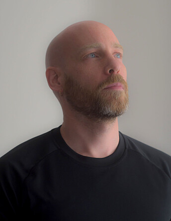 – Som undertittelen
til boka allerede antyder,
vil jeg fokusere på
temaer som drag og
kjønn, skeivhet og transseksualitet,
som fortsatt
befinner seg i randsonen,
sier redaktøren
Benjamin Wolbergs. – Som undertittelen
til boka allerede antyder,
vil jeg fokusere på
temaer som drag og
kjønn, skeivhet og transseksualitet,
som fortsatt
befinner seg i randsonen,
sier redaktøren
Benjamin Wolbergs.