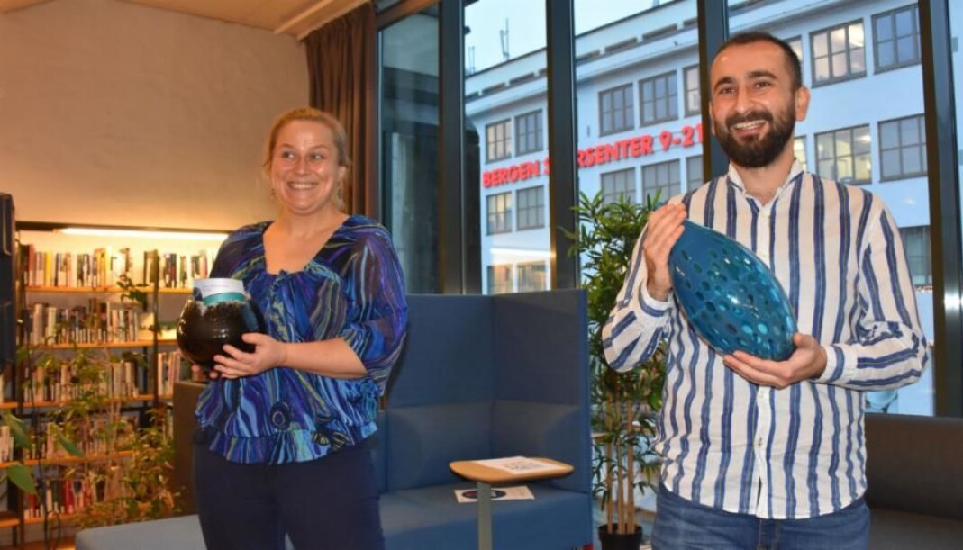 PRISVINNERE: Olaug Nilssen og Nader Turkmani på utdelingen på Bergen Offentlige Bibliotek. PRISVINNERE: Olaug Nilssen og Nader Turkmani på utdelingen på Bergen Offentlige Bibliotek.