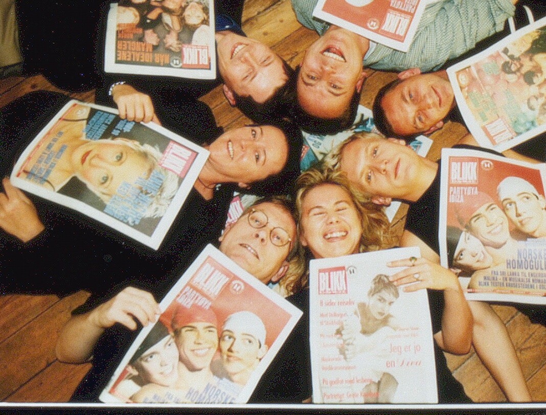 Her er Blikk- redaksjonen i 1998, Fra venstre med klokka: Arne Walderhaug (med briller), Lillian Jensen, Hans T. Wiig, Tom Ovlien, Tor Henning Pedersen, Thomas Persson og Maria. Hilde Holthe-Berg som tok bildet, var fotograf i Blikk. Her er Blikk- redaksjonen i 1998, Fra venstre med klokka: Arne Walderhaug (med briller), Lillian Jensen, Hans T. Wiig, Tom Ovlien, Tor Henning Pedersen, Thomas Persson og Maria. Hilde Holthe-Berg som tok bildet, var fotograf i Blikk.
