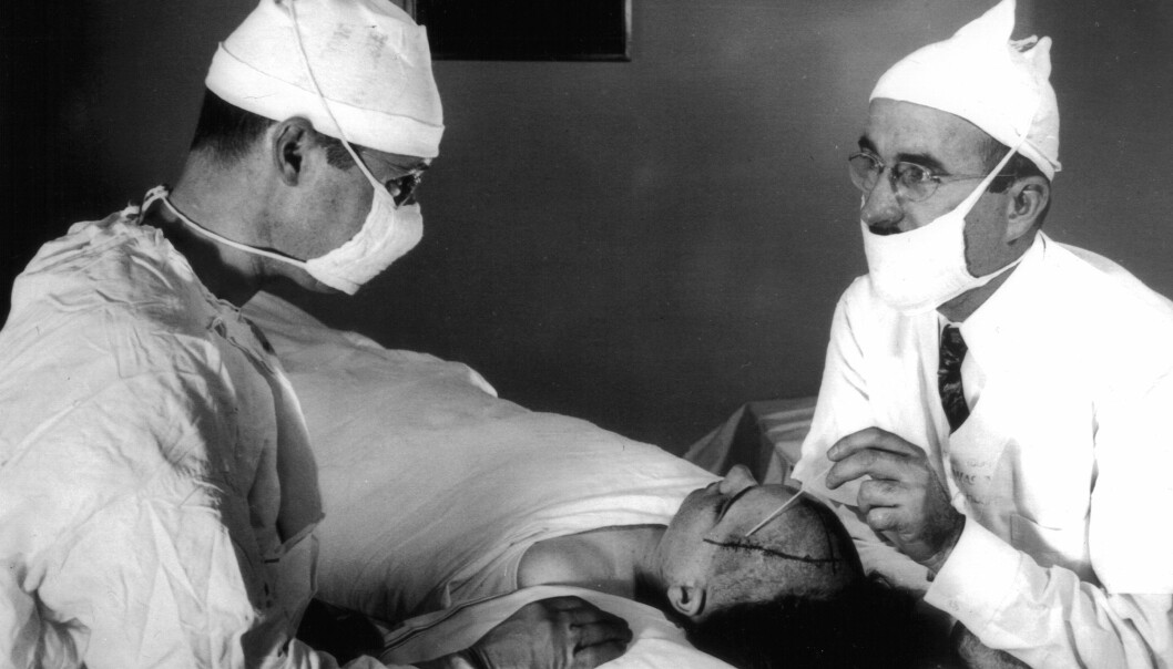 Her foretar Dr. Walter Freeman, (t.h.) en frontal lobotomi. I 1951 var nesten 20 000 i USA lobotomert. Ca. 5-15% døde. Freeman utførte minst tusen operasjoner, 40 prosent av pasientene var skeive.