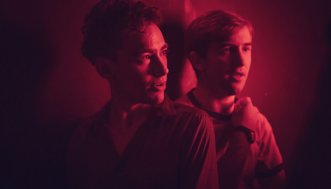 Seriens tittel er hentet fra en låt av Pet Shop Boys. Olly Alexander og bandet hans Years & Years har laget en coverversjon av ««It’s A Sin». Seriens tittel er hentet fra en låt av Pet Shop Boys. Olly Alexander og bandet hans Years & Years har laget en coverversjon av ««It’s A Sin».