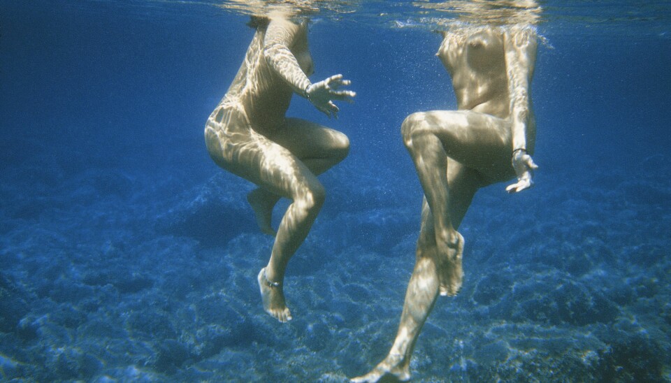 Fra Tzeli Hadjidimitrious utstillingsserie «Dancing Nudes», undervannsbilder av kvinner på Lesbos tatt gjennom flere somre.