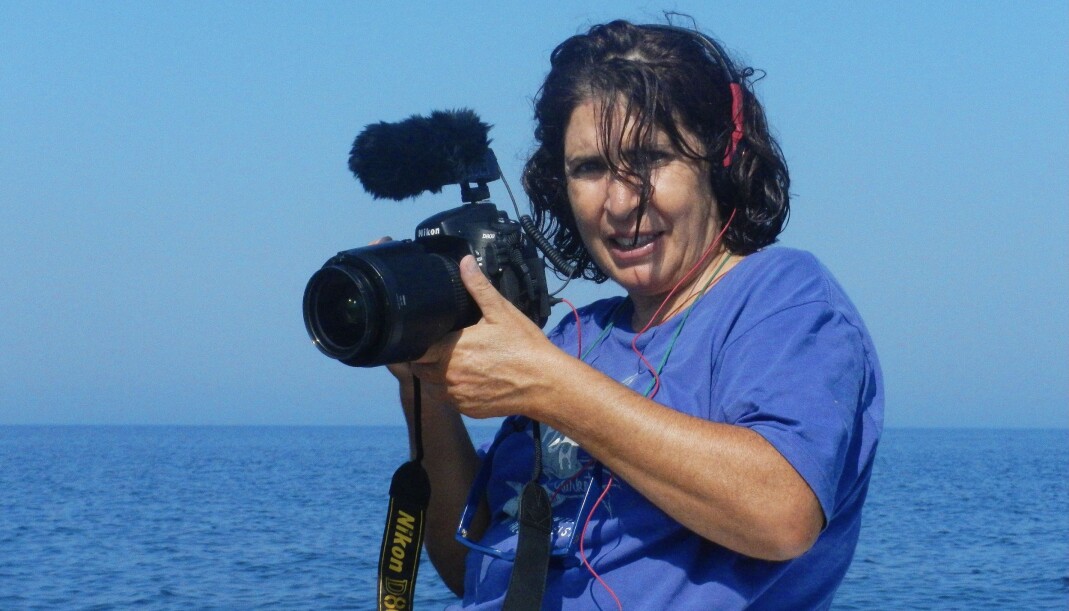Filmskaperen Tzeli Hadjidimitriou har også gitt ut seks fotobøker. Arbeidene hennes er vist på museer og gallerier i Hellas, Venezia, Istanbul, Paris, Beijing, Sydney og Roma. Filmskaperen Tzeli Hadjidimitriou har også gitt ut seks fotobøker. Arbeidene hennes er vist på museer og gallerier i Hellas, Venezia, Istanbul, Paris, Beijing, Sydney og Roma.