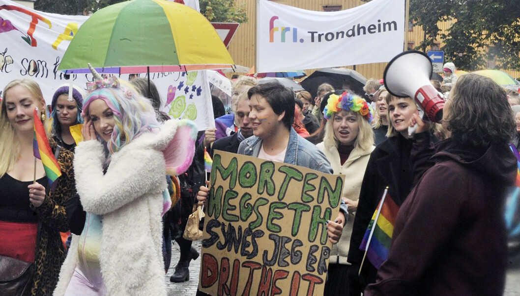Alexander Haugbjørg med plakaten «Morten Hegseth synes jeg er dritheit» under Trondheim Pride 2019. Alexander Haugbjørg med plakaten «Morten Hegseth synes jeg er dritheit» under Trondheim Pride 2019.