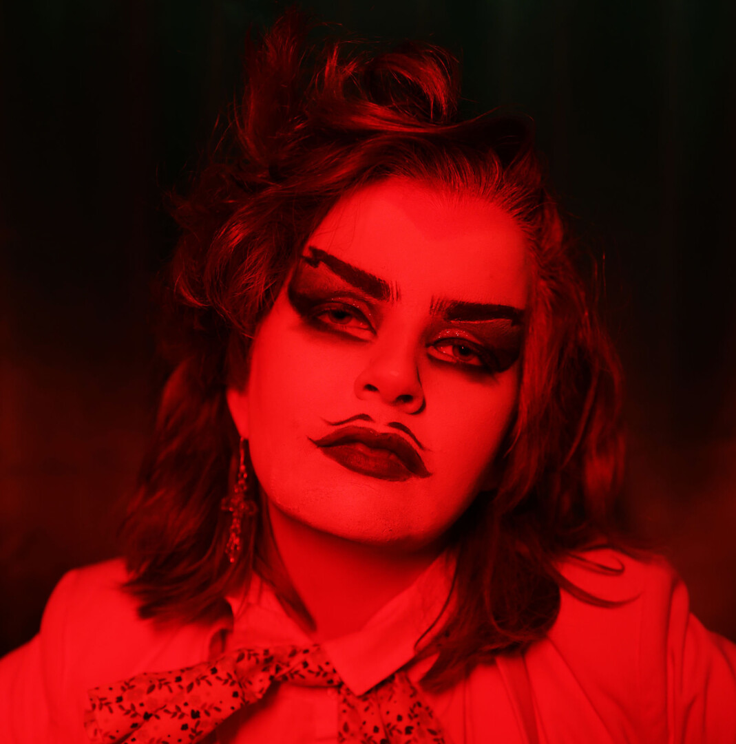Drag king Maple Thorpe, medlem i draggruppa Haus of Friele, portretteres i serien «Dei andre». Drag king Maple Thorpe, medlem i draggruppa Haus of Friele, portretteres i serien «Dei andre».