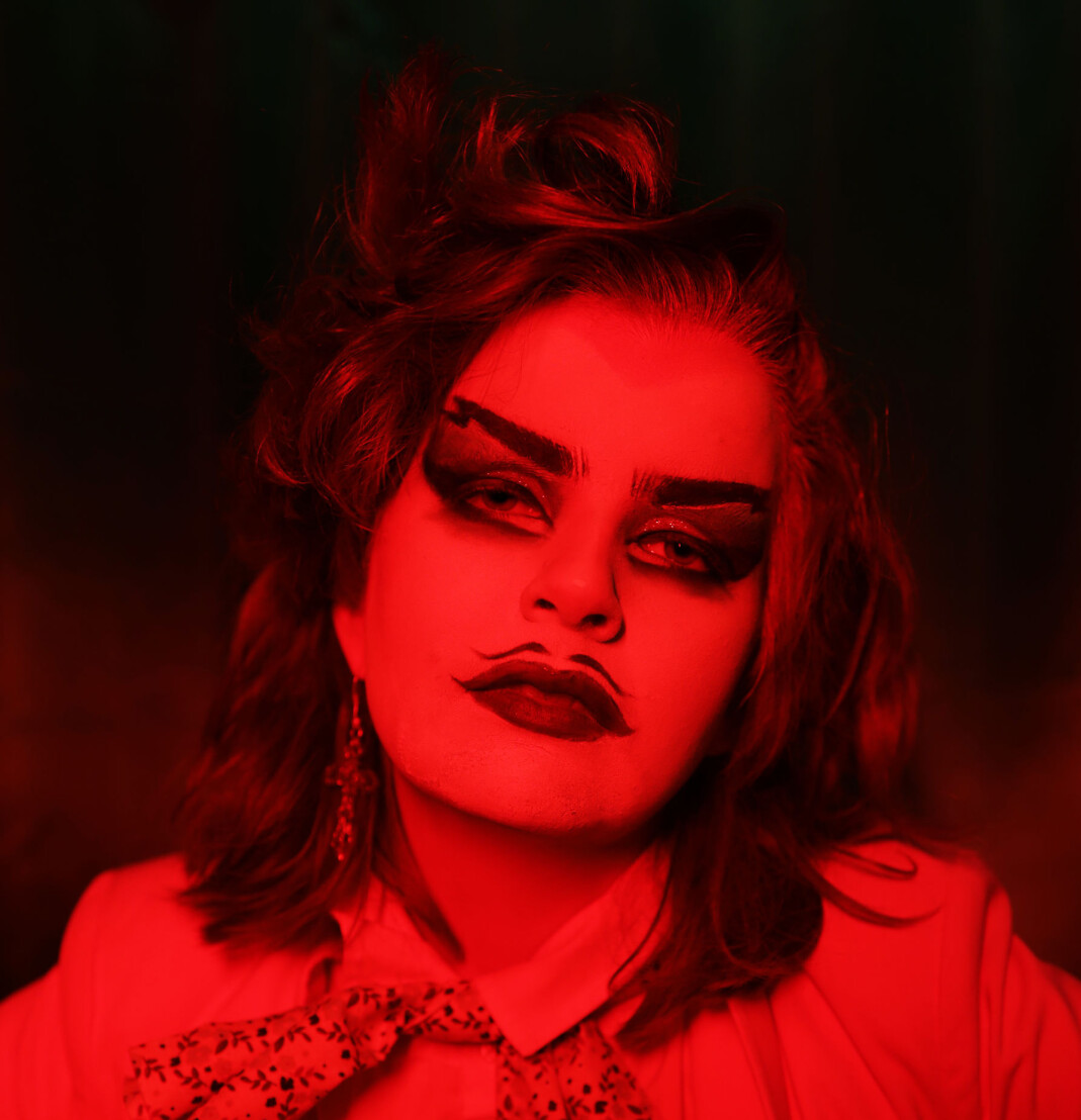 Drag king Maple Thorpe, medlem i draggruppa Haus of Friele, portretteres i serien «Dei andre». Drag king Maple Thorpe, medlem i draggruppa Haus of Friele, portretteres i serien «Dei andre».