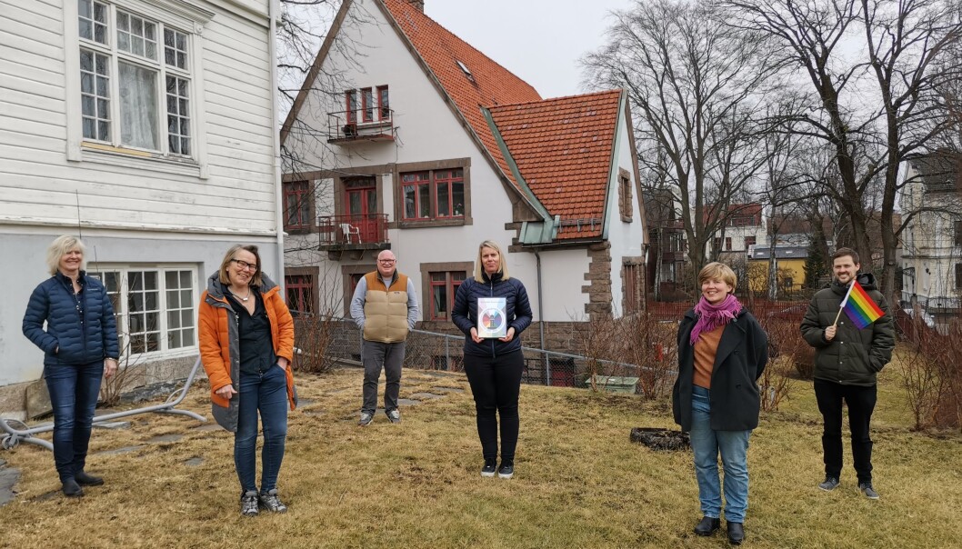 Stensløkka Ressurssenter er Oslos første offisielle Regnbuefyrtårn, som er kompetansehevingsaktøren Skeiv kunnskap i FRI Oslo og Viken sitt nye kvalitetsmerke. Fra venstre i bildet: Ansatte på Stensløkka Ressurssenter; Anine Lundh, Tonje Ugeland, «tidligere beboer», Dorthe Pedersen Downey, institusjonssjef Stensløkka Ressurssenter, samt fra Skeiv kunnskap; Hanna Christophersen og Viljar Eidsvik. Stensløkka Ressurssenter er Oslos første offisielle Regnbuefyrtårn, som er kompetansehevingsaktøren Skeiv kunnskap i FRI Oslo og Viken sitt nye kvalitetsmerke. Fra venstre i bildet: Ansatte på Stensløkka Ressurssenter; Anine Lundh, Tonje Ugeland, «tidligere beboer», Dorthe Pedersen Downey, institusjonssjef Stensløkka Ressurssenter, samt fra Skeiv kunnskap; Hanna Christophersen og Viljar Eidsvik.