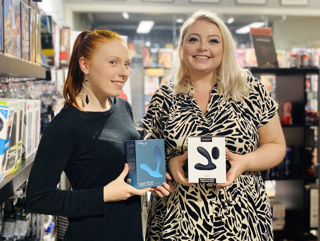 f.v. Nina Pedersen og Tiril Stenhammer hos Duo Shop merker at pandemien gjør folk mer nysgjerrige på nye sexleketøy. Blant annet selger de mange prostatavibratorer. f.v. Nina Pedersen og Tiril Stenhammer hos Duo Shop merker at pandemien gjør folk mer nysgjerrige på nye sexleketøy. Blant annet selger de mange prostatavibratorer.