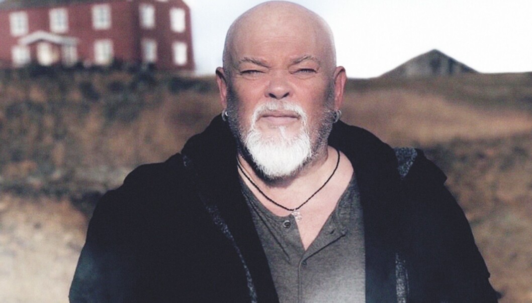 Her er Sven Henriksen i rollen som fengselsfuglen Lillebror. Her er Sven Henriksen i rollen som fengselsfuglen Lillebror.