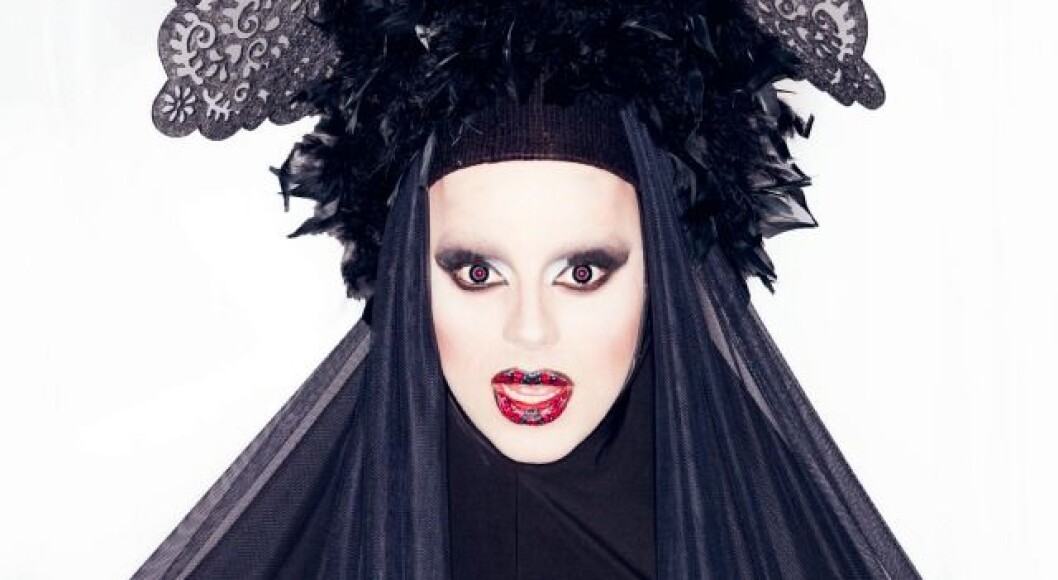 Robert Fux inviterer andre dragartister i studio for å reflektere over hva drag er, og hva det kan bety. Robert Fux inviterer andre dragartister i studio for å reflektere over hva drag er, og hva det kan bety.