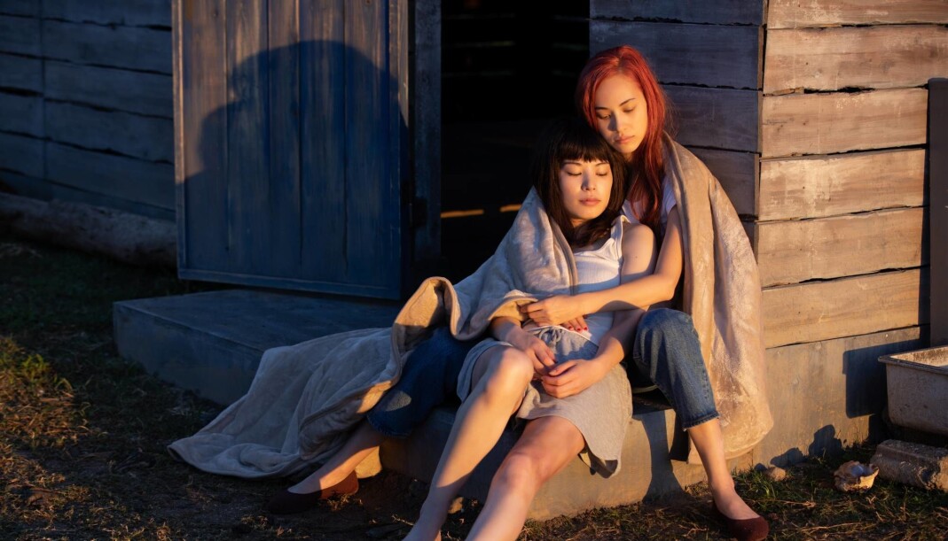 Produksjonsteamet i «Ride or Die» ansatte en intimitetskoordinator til å lose hovedrolleinnehaverne, Kiko Mizuhara (til høyre) og Honami Sato, trygt gjennom sexscenene. Netflix sier det er første gang dette har skjedd i en japansk filmproduksjon. Produksjonsteamet i «Ride or Die» ansatte en intimitetskoordinator til å lose hovedrolleinnehaverne, Kiko Mizuhara (til høyre) og Honami Sato, trygt gjennom sexscenene. Netflix sier det er første gang dette har skjedd i en japansk filmproduksjon.